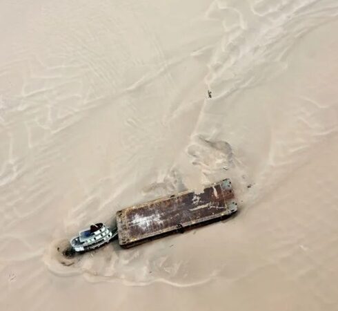 Một sà lan mắc cạn ở bờ cát của sông Solimões hôm 17/9. Ảnh: Reuters