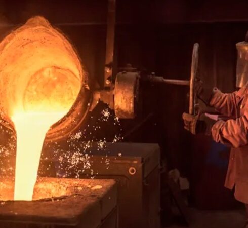 Thép gồm chủ yếu là sắt với một lượng nhỏ carbon để trở nên cứng hơn. Ảnh: Monty Rakusen