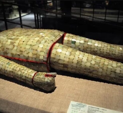 Bộ áo quan ngọc bích trong mộ Trung Sơn Vương Lưu Thắng. Ảnh: Lou-Foto