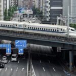 Tàu viên đạn chạy trên đường ray trên cao ở trung tâm Tokyo. Ảnh: AFP