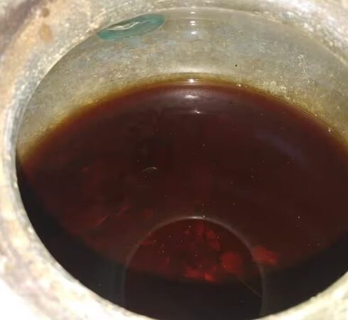 Rượu trong bình thủy tinh 2.000 năm tuổi từ thời La Mã có màu đỏ nâu. Ảnh: Juan Manuel Román