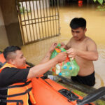 Tình nguyện viên tặng nhu yếu phẩm cho người dân lũ lụt ở phường Quang Vinh, Thái Nguyên ngày 10/9. Ảnh: Chung Dự Đông