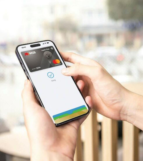Khách hàng thực hiện giao dịch thẻ MSB trên Apple Pay. Ảnh: MSB