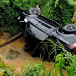 Hiện trường xe bị rơi xuống suối. Ảnh: Thái Hà