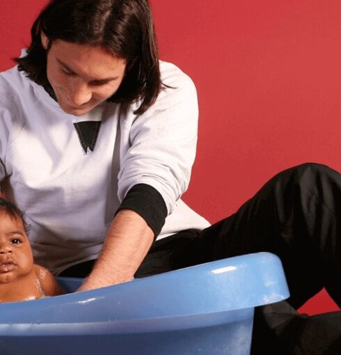 Lionel Messi tắm cho Lamine Yamal trong buổi chụp ảnh cho chiến dịch làm lịch từ thiện, vào năm 2007. Ảnh: Sport