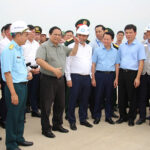 Thủ tướng thị sát đường băng cất hạ cánh ở sân bay Long Thành. Ảnh: Phước Tuấn