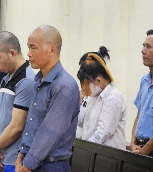 Nhóm 7 bị cáo tại tòa. Ảnh: Hoàng Nam