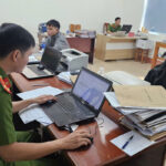 Bùi Thị Mỹ Duyên (áo đen) và em trai tại cơ quan điều tra. Ảnh: Ngọc Oanh