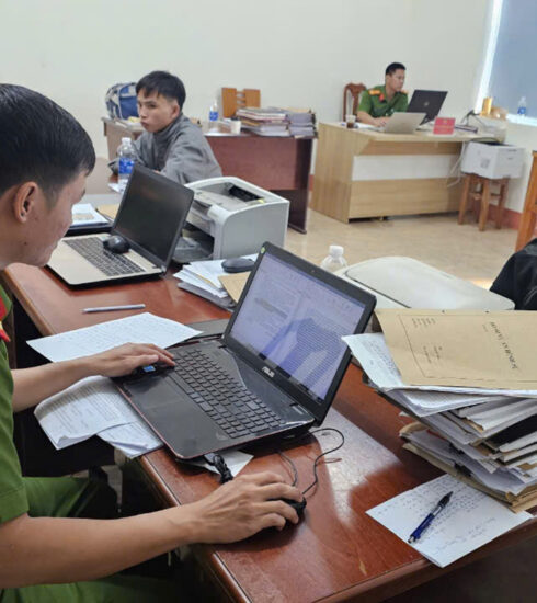 Bùi Thị Mỹ Duyên (áo đen) và em trai tại cơ quan điều tra. Ảnh: Ngọc Oanh