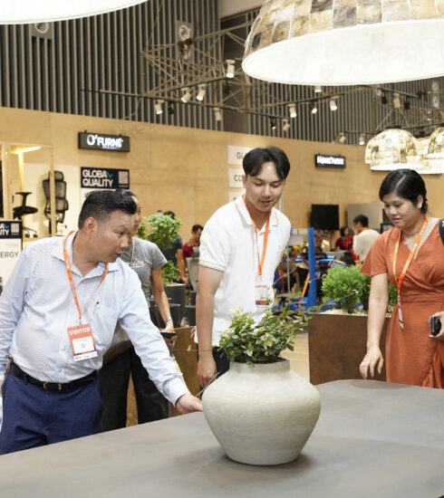 Khách tham quan đồ nội thất tại VIBE Expo sáng 2/10 tại TP HCM. Ảnh ban tổ chức