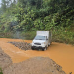 Xe bị kẹt ngang giữa suối, cách vị trí đập tràn khoảng 10 m. Ảnh: Lê Tiến