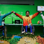 Lê Văn Công (giữa) nhận huy chương vàng tại Paralympic 2016. Ảnh: Reuters