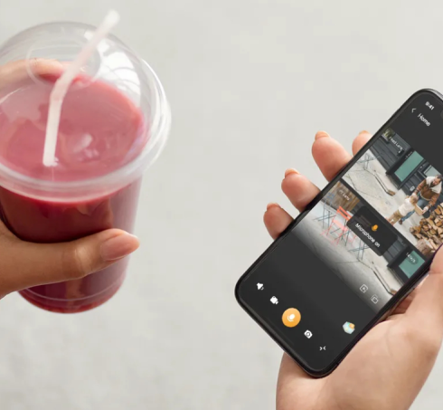 Người dùng theo dõi camera an ninh từ xa thông qua smartphone. Ảnh: Thế Giới Di Động