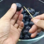 Dùng tăm bóc nho dễ dàng. Ảnh: Aboluowang