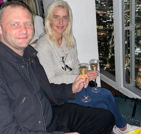 Gareth Jones và bạn gái cũ Sarah Rigby trong một chuyến đi chơi. Ảnh: BBC