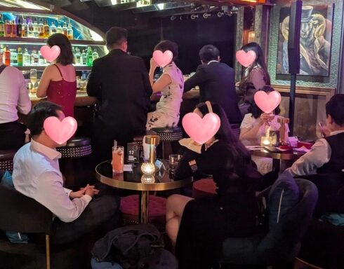 Người độc thân tham dự buổi hẹn hò, trong một quán bar ở phố cổ, Hà Nội, tối 22/11. Ảnh: Clique