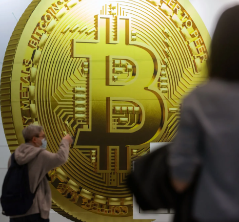 Một biển quảng cáo Bitcoin. Ảnh: Bloomberg