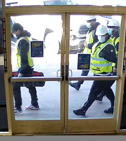 Nhóm trộm cải trang để  thực hiện  vụ đột nhập hiệp hội tín dụng Golden 1 ở California, ngày 22/9. Ảnh: Eastern District of California