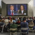 Người dân tụ tập bên ngoài Bảo tàng Nghệ thuật Berkeley và Kho Lưu trữ Phim Pacific để theo dõi cuộc tranh luận giữa cựu tổng thống Donald Trump và Phó tổng thống Kamala Harris tại Berkeley, California, hôm 10/9. Ảnh: AP