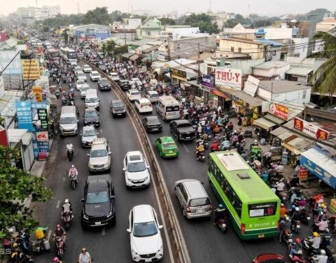 Kẹt xe trên quốc lộ 13, hướng vào trung tâm TP HCM. Ảnh: Gia Minh