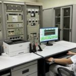 Cán bộ Trung tâm chiếu xạ Hà Nội vận hành hệ thống điều khiển máy gia tốc sản xuất dược chất phóng xạ. Ảnh: Phương Nguyên
