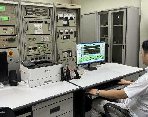 Cán bộ Trung tâm chiếu xạ Hà Nội vận hành hệ thống điều khiển máy gia tốc sản xuất dược chất phóng xạ. Ảnh: Phương Nguyên