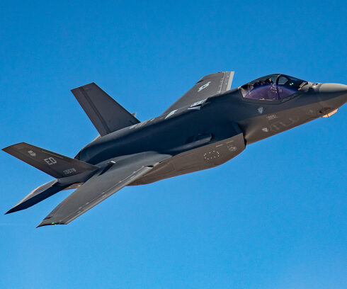 Tiêm kích F-35 bay trên căn cứ không quân Edwards ở bang California, Mỹ tháng 5/2023. Ảnh: USAF