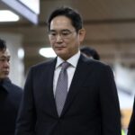 Chủ tịch Samsung Electronics Lee Jae-yong ra hầu tòa tại Tòa án cấp cao Seoul ở quận Seocho, Seoul, ngày 25/11. Yonhap