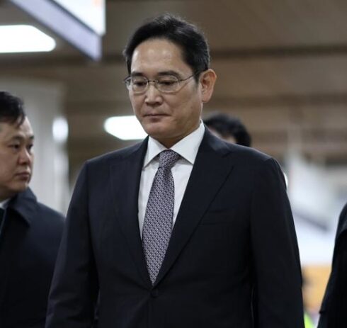 Chủ tịch Samsung Electronics Lee Jae-yong ra hầu tòa tại Tòa án cấp cao Seoul ở quận Seocho, Seoul, ngày 25/11. Yonhap