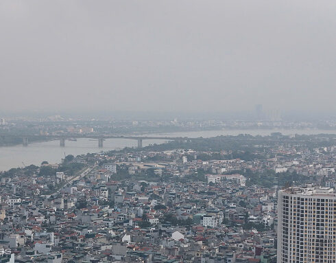 Bầu trời hai bên bờ sông Hồng đoạn quận Long Biên và Hai Bà Trưng. Ảnh: Phạm Chiểu