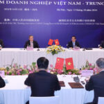 Thủ tướng Phạm Minh Chính và Thủ tướng Trung Quốc Lý Cường tại tọa đàm ngày 13/10. Ảnh: Giang Huy