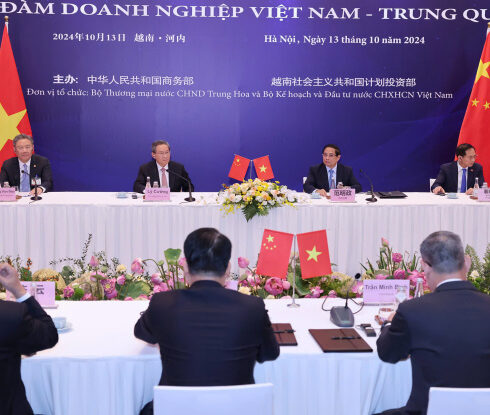 Thủ tướng Phạm Minh Chính và Thủ tướng Trung Quốc Lý Cường tại tọa đàm ngày 13/10. Ảnh: Giang Huy