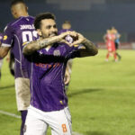 Wellington Nem mừng bàn thắng giúp Bình Dương thắng TP HCM 3-0 vòng 4 V-League 2024-2025, tối 4/10. Ảnh: Đức Đồng.