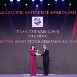 Bà Vân Loan nhận kỷ niệm chương  dành cho Doanh nhân xuất sắc châu Á, ngày 3/10. Ảnh: CL-Fish