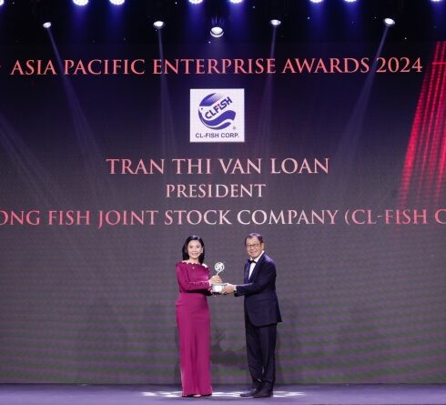 Bà Vân Loan nhận kỷ niệm chương  dành cho Doanh nhân xuất sắc châu Á, ngày 3/10. Ảnh: CL-Fish