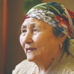 Bà Anipa, hiện 86 tuổi, sống ở Altay, Tân Cương. Ảnh: Xinhua