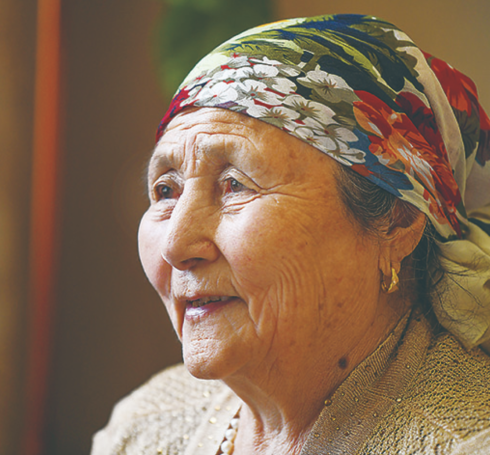 Bà Anipa, hiện 86 tuổi, sống ở Altay, Tân Cương. Ảnh: Xinhua