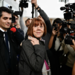 Bà Gisèle Pélicot được chào đón bởi công chúng khi đến dự phiên tòa hàng ngày suốt gần 3 tháng qua. Ảnh: The Independent