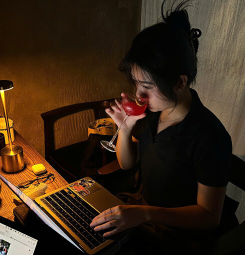 Ngọc Ánh, 25 tuổi, ở Hà Nội thường xuyên ghé tới quán hidden bar ở quận Tây Hồ, Hà Nội để xuyên đêm làm việc, 00h, ngày 13/11. Ảnh: Thanh Nga