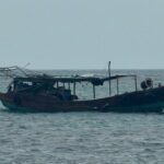 Tàu trôi dạt được kéo về đảo Lý Sơn. Ảnh: Thạch Thảo