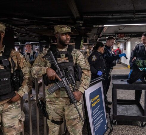 Vệ binh Quốc gia phối hợp cùng cảnh sát Mỹ kiểm tra an ninh tại ga tàu điện ngầm Grand Central, thành phố New York, ngày 6/3. Ảnh: AFP