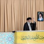 Lãnh tụ tối cao Iran Ayatollah Ali Khamenei mang theo súng trường bên mình, trong bài thuyết giáo ở Tehran ngày 4/10. Ảnh: AFP