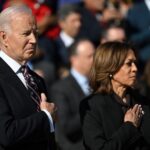 Tổng thống Joe Biden và Phó tổng thống Kamala Harris tại lễ đặt hoa tưởng niệm ở Nghĩa trang Quốc gia Arlington, bang Virginia ngày 11/11. Ảnh: AFP