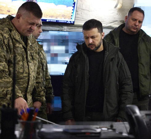 Tổng thống Ukraine Volodymyr Zelensky (giữa) thăm đơn vị ở Pokrovsk, Donetsk ngày 18/11. Ảnh: AFP