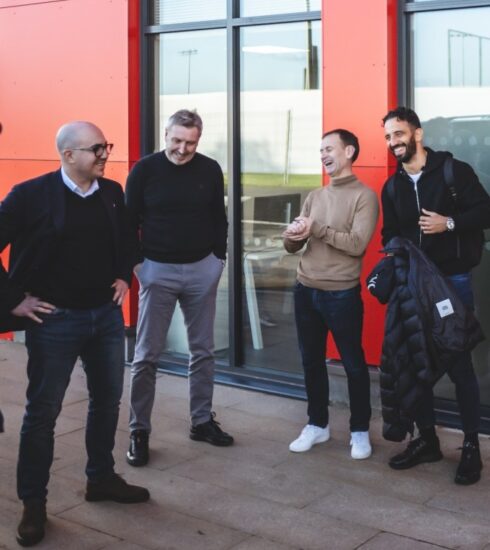 HLV Ruben Amorim được các giám đốc điều hành cấp cao của Man Utd chào đón khi đến trung tâm huấn luyện Carrington ngày 11/11. Ảnh: Man Utd