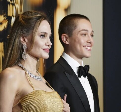 Angelina Jolie và con trai út tại sự kiện Governors Awards. Video: E!News