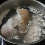 Luộc thịt từ nước lạnh vài phút đầu loại bỏ tạp chất. Ảnh: Bùi Thủy