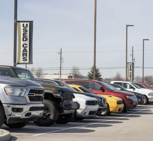 Xe ô tô đã qua sử dụng tại một đại lý ở Indianapolis. Ảnh: Jonathan Weiss/Alamy