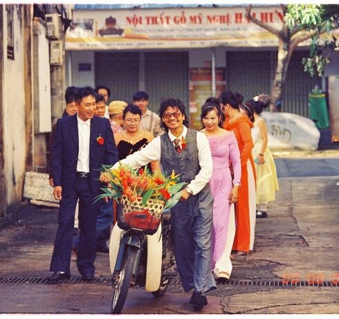 Tuấn Anh (mặc vest xám), 32 tuổi, quê Hà Tĩnh cùng gia đình đang trên đường đi bộ qua nhà gái, ngày 2/11/2024. Ảnh: Nhân vật cung cấp