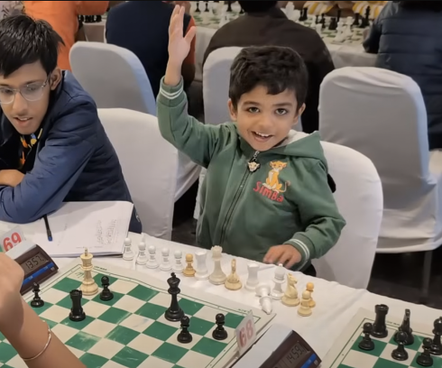 Anish Sarkar trong ván đấu với Jahnavi Ghosh tại giải U19 Tata Steel ở thành phố Kolkata, bang Tây Bengal, Ấn Độ chiều 13/11/2024. Ảnh: chụp màn hình